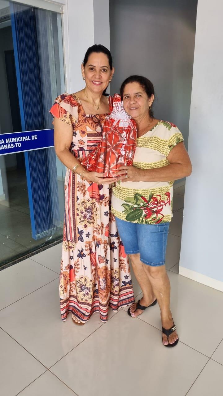 Primeira-dama Glória Nepomuceno celebra o aniversário dos servidores do mês de março com entrega de presentes e lembranças