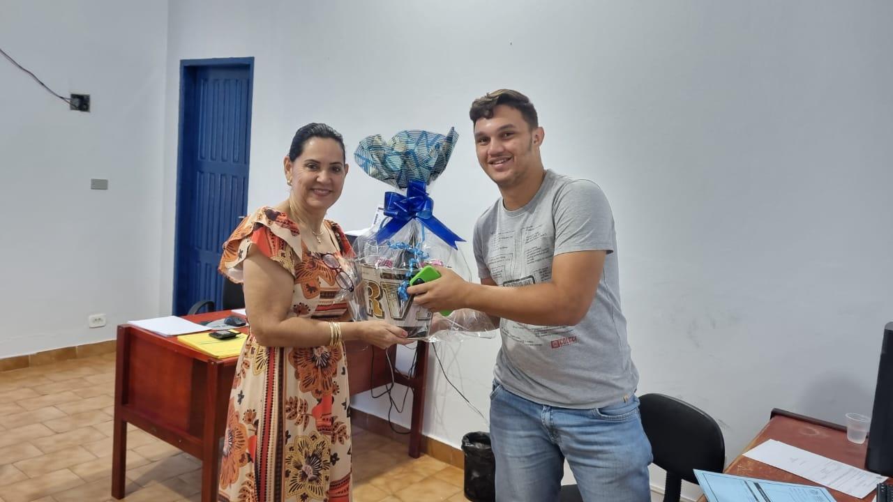 Primeira-dama Glória Nepomuceno celebra o aniversário dos servidores do mês de março com entrega de presentes e lembranças