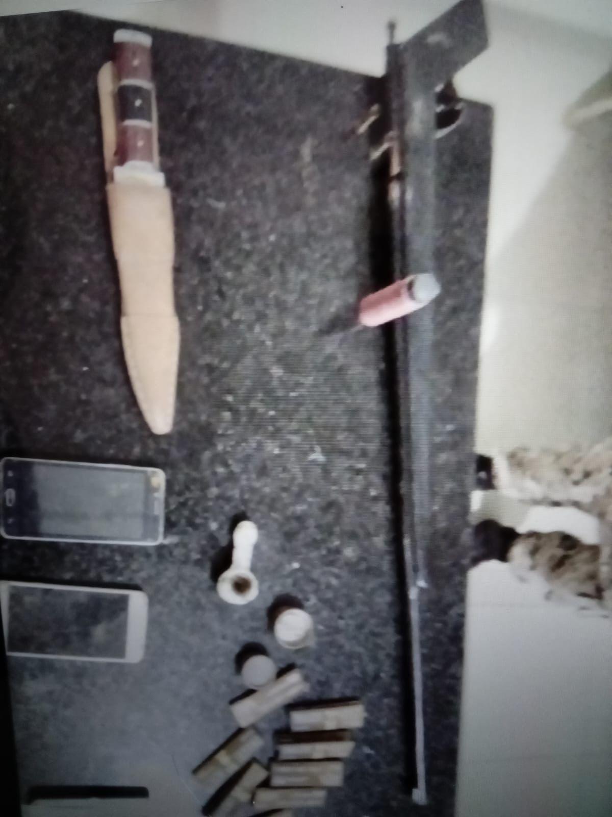 Em Aragominas, Polícia Militar encontra arma caseira e aves em cativeiro na Zona Rural 
