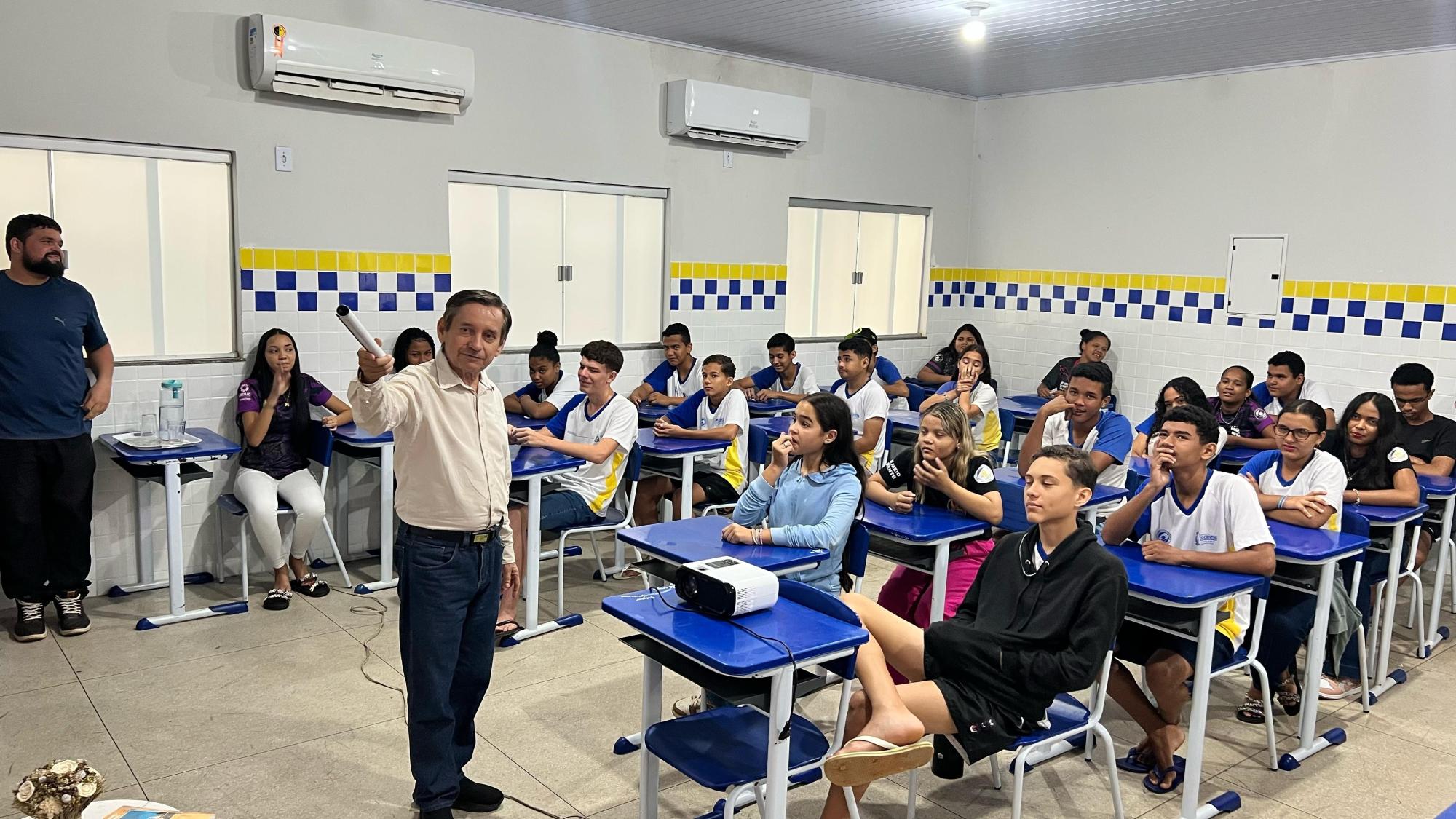 Zacarias Martins leva ação contemplada pelo Edital Aldir Blanc ao Colégio Estadual Anita Cassimiro Moreno 