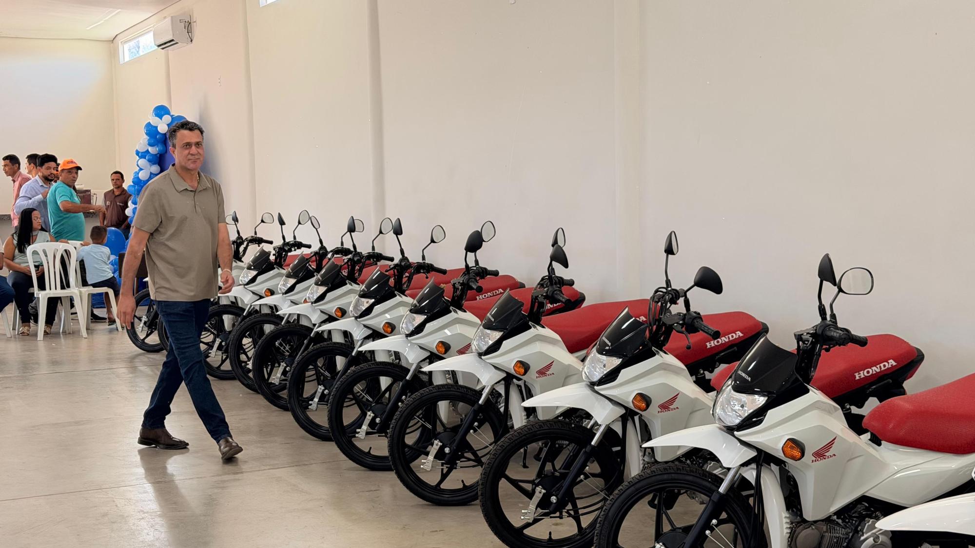 Luciano Oliveira fortalece saúde no interior com entrega de ambulância e motos para agentes de saúde
Luciano Oliveira fortalece saúde no interior com entrega de ambulância e motos para agentes de saúde
